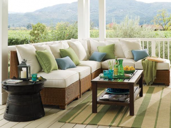 Ruang Santai Luar Ruangan dengan Bantal Warni